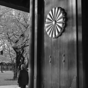 菊の紋章の付いた靖国神社の扉