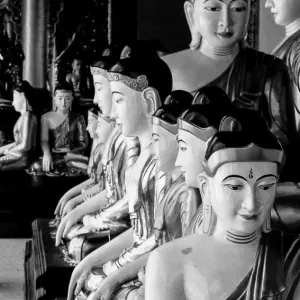 お堂の中で鎮座する多くの仏像たち