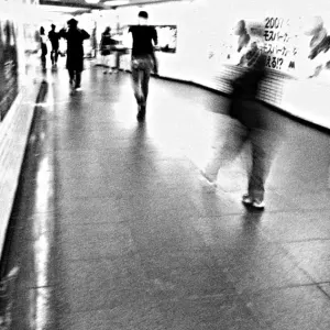 新宿の地下通路を歩く人影