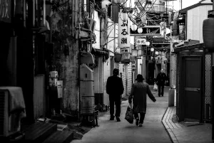 丸山の路地を歩く人びと