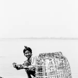 エーヤワディー川で洗濯する女