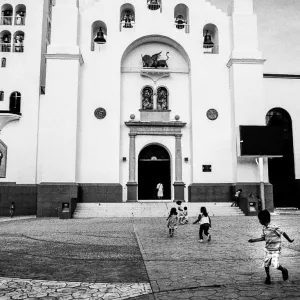 聖マルコ大聖堂の前の子どもたち