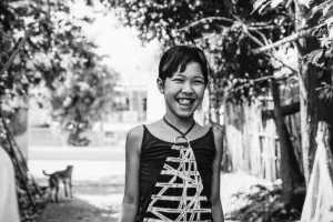 舌を出す女の子