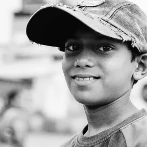 はにかんだ男の子