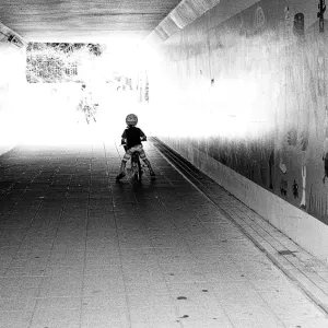 トンネルの中の幼い男の子