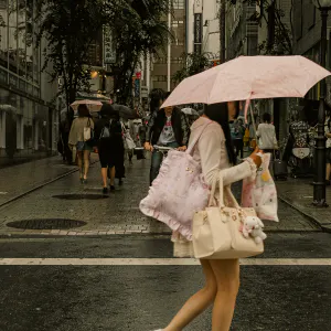 厚底の靴を履いた女の子