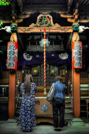 Two women paying at Yotsuya Youn-ji Temple