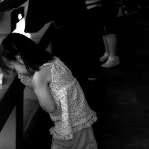 浅草寺でお祈りする女の子