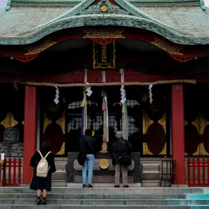 穴守稲荷神社の拝殿の前にいた三人