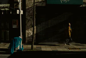 バッグを片手に歩く女