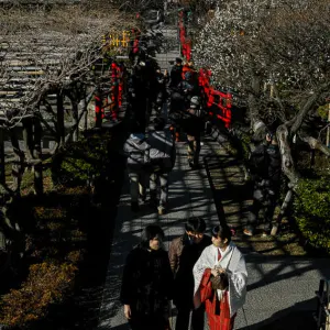 亀戸天神社の参道を歩く人びと