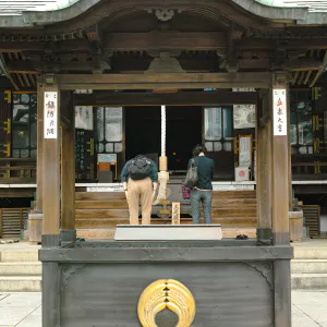 People praying at the main hall of Toyokawa Inari