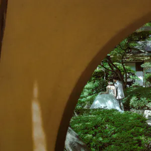 Bridal couple in the garden of Happo-En