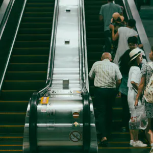 MRT駅のエスカレータ