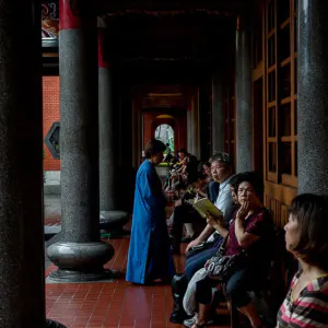 Worshipers in the cloister of Hsing Tian Kong