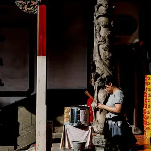 Praying woman in Da Tian Hou Gong